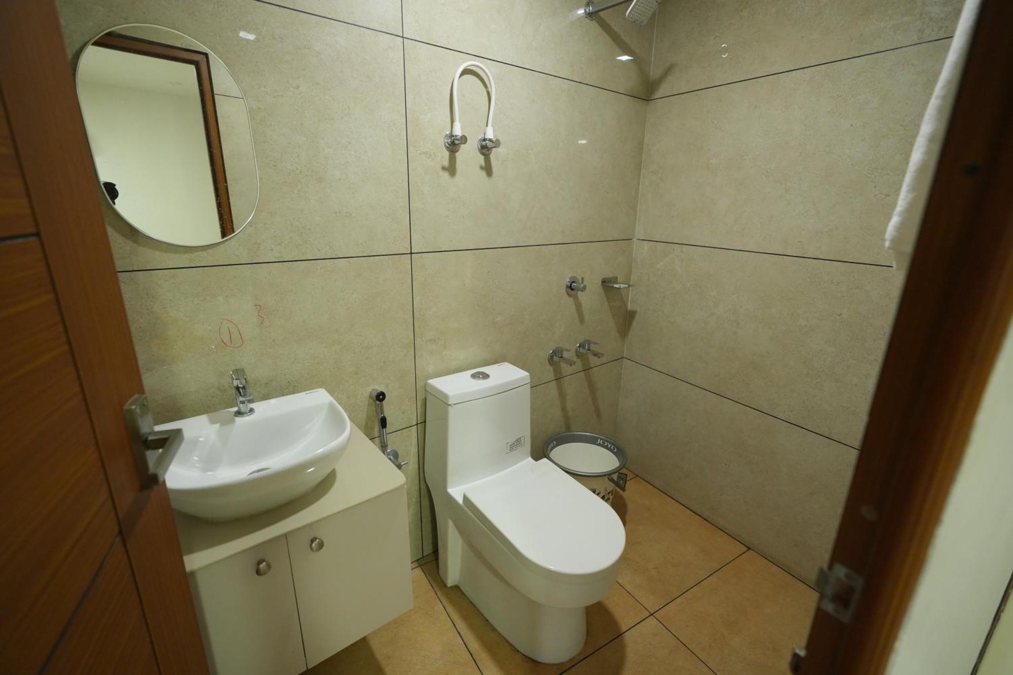 Hotel Amsher Suit Lulu Mall Road Kochi Esterno foto